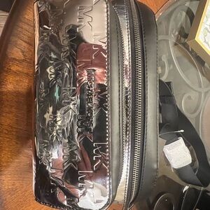 Michael Kors Woman’s black/silver fanny /cross body pack